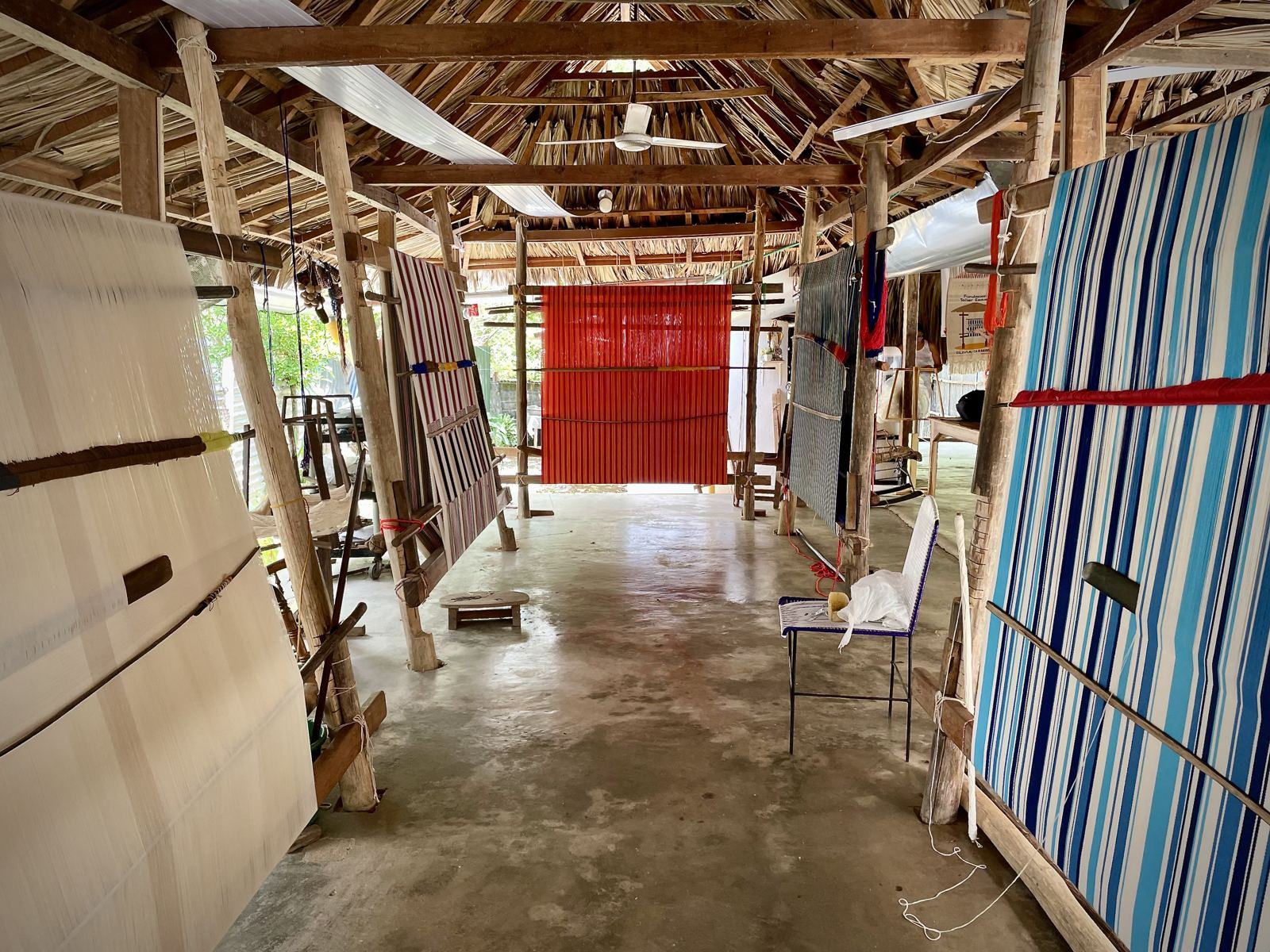 Telares con tiras de colores en un taller de tejido de San Jacinto